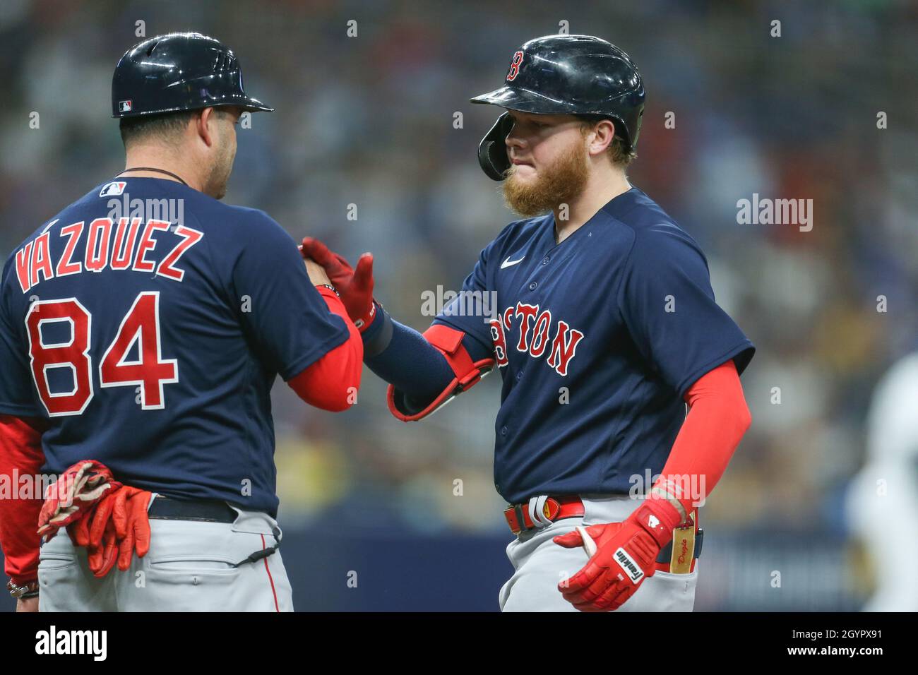 St. Petersburg, Florida. USA; Boston Red Sox Quality Control Coach/Interpreter Ramon Vazquez (84) stößt nach dem Singen auf den linken Feldspieler Alex Verdugo (99) Stockfoto