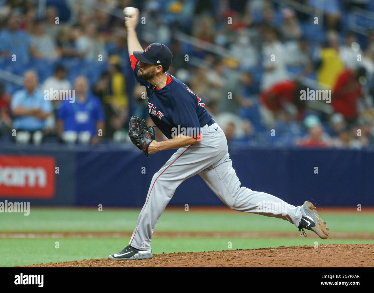 St. Petersburg, Florida. USA; Boston Red Sox Relief Pitcher Matt Barnes (32) liefert während des ALDS-Spiels 2 gegen die Tampa Bay Rays in Tropica einen Pitch ab Stockfoto