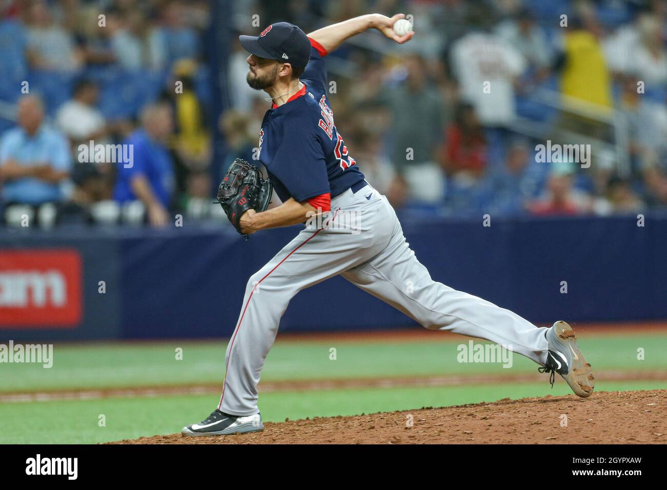 St. Petersburg, Florida. USA; Boston Red Sox Relief Pitcher Matt Barnes (32) liefert während des ALDS-Spiels 2 gegen die Tampa Bay Rays in Tropica einen Pitch ab Stockfoto