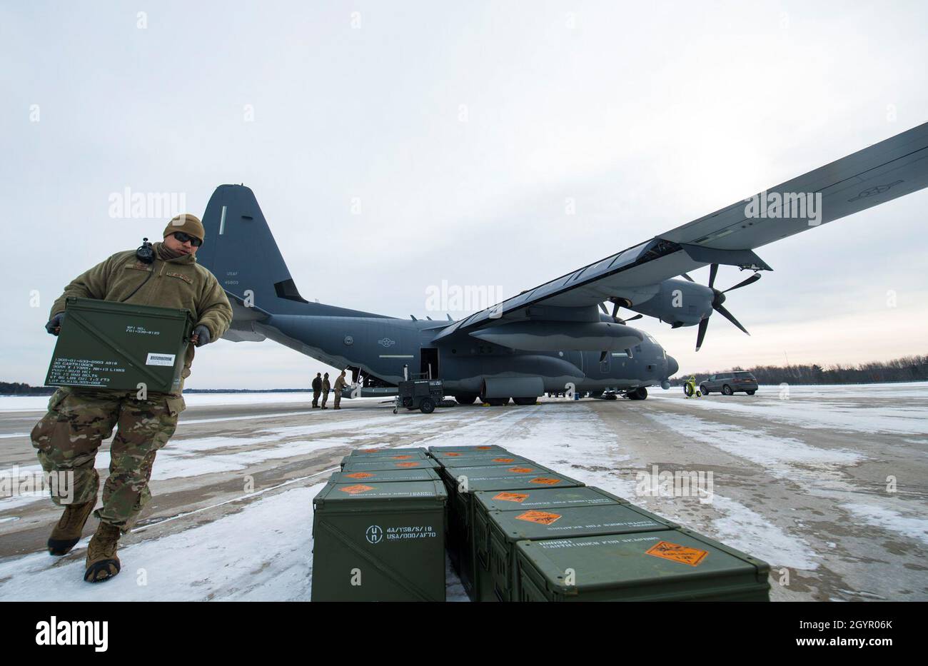 US Air Force Tech. Sgt. Jorge Ochoa, 1st Special Operations Aircraft Maintenance Squadron, NCOIC Communication Navigator section, lädt die Munitionskamine von einem AC-130J Ghostrider herunter, der während des Emerald Warrior 20.1, 22. Januar 2020, dem Hurlburt Field, Florida, im Alpena Combat Readiness Training Center, Michigan, zugewiesen wurde. Emerald Warrior 20.1 bietet jährliche, realistische Vorbereitungstrainings, die mehrere gemeinsame Einsatzbereiche umfassen, um spezielle Einsatzkräfte, konventionelle Force Enabler, Partnerländer und interagenturübergreifende Elemente zur Integration in und Ausführung von Vollspektrum-spezialoperationen vorzubereiten Stockfoto
