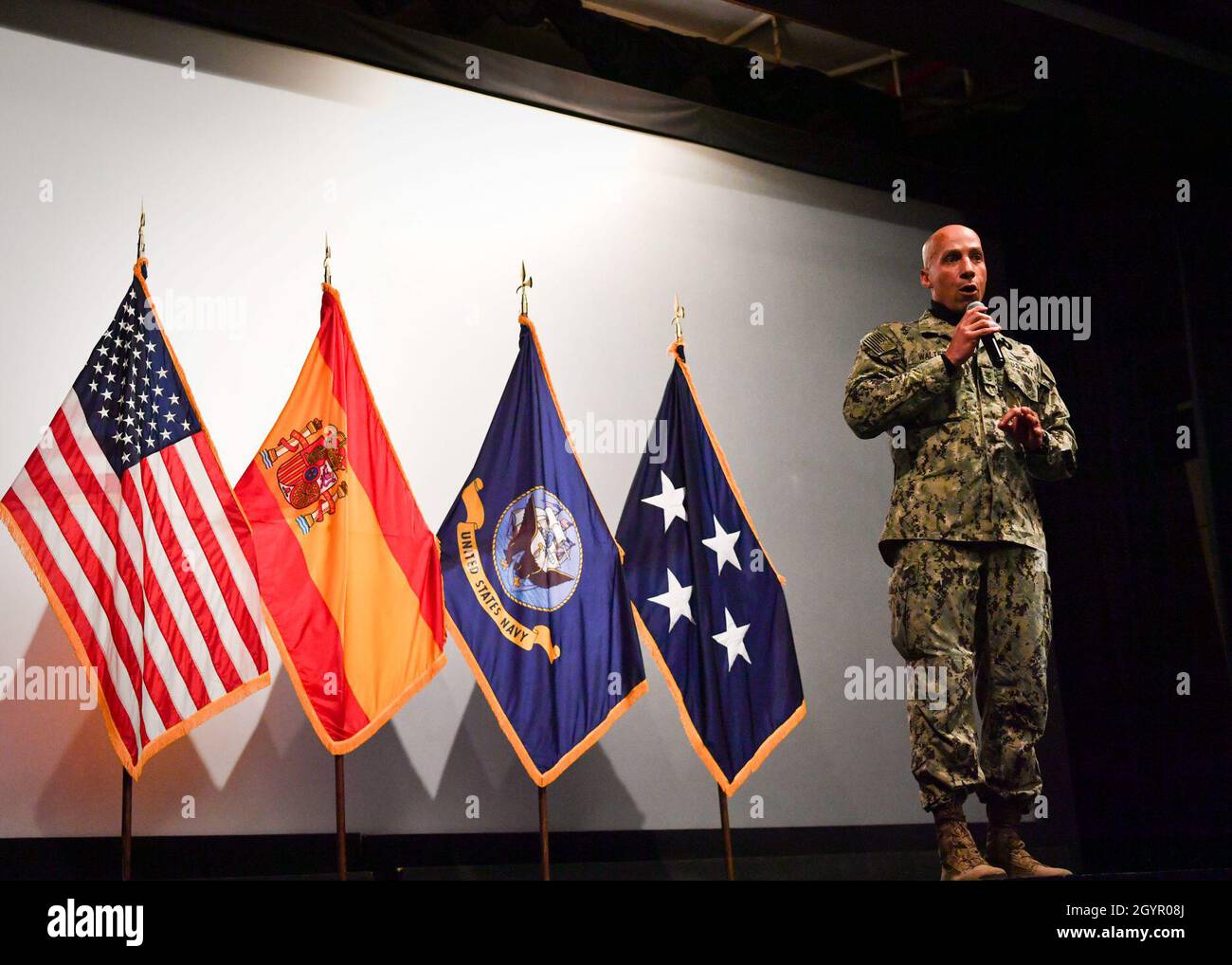 200122-N-KH151-0152 MARINESTÜTZPUNKT ROTA, Spanien (Jan 22, 2020) Flottenmeisterchef Derrick A. Walters, U.S. Naval Forces Europa-Afrika Fleet Master Chief, spricht bei einem Allhandaufruf auf der Naval Station (NAVSTA) Rota mit Matrosen. Die Marinestation Rota unterstützt die Flotte, unterstützt die Kämpfer und unterstützt die Familie durch Luftoperationen, Hafenoperationen, Gewährleistung von Sicherheit und Lebensqualität und Bereitstellung der wichtigsten Dienste in den Bereichen Energie, Wasser, Kraftstoff und Informationstechnologie. (USA Navy Foto von Mass Communication Specialist 2nd Class Eduardo Otero) Stockfoto