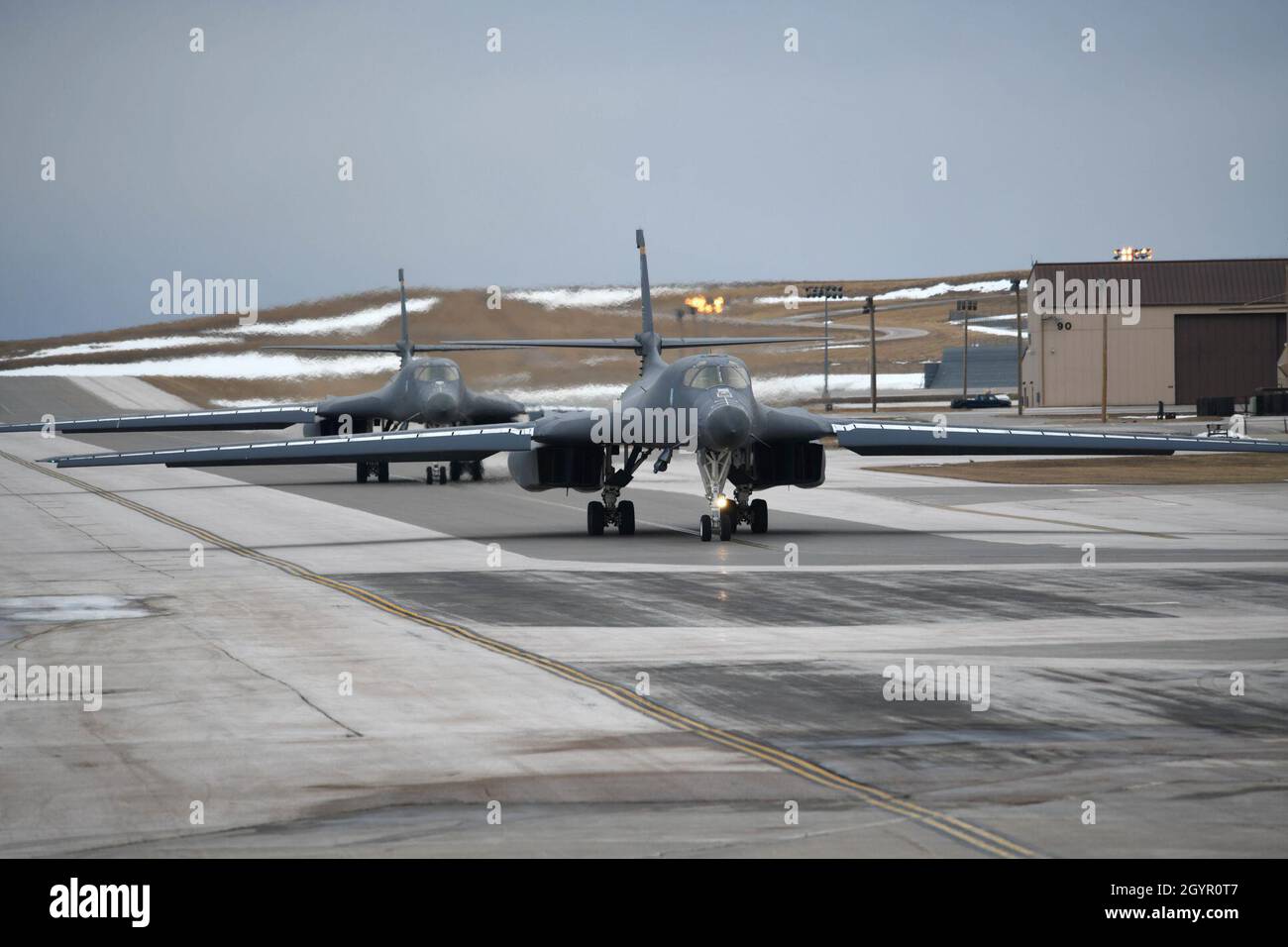 B-1B Lancer, die dem 28. Bombenflügel auf der Ellsworth Air Force Base, S. D., zugewiesen sind, verlassen am 22. Januar 2020 das Parkvorfeld der Fluglinie. Die Luftbesatzungen und B-1-Piloten der 37. Bombenschwadron starteten für die Red Flag 20-1, eine zweiwöchige fortgeschrittene Luftkampfübung, die mehrmals im Jahr von der US-Luftwaffe durchgeführt wird. (USA Foto der Luftwaffe von Staff Sgt. Hailey Staker) Stockfoto
