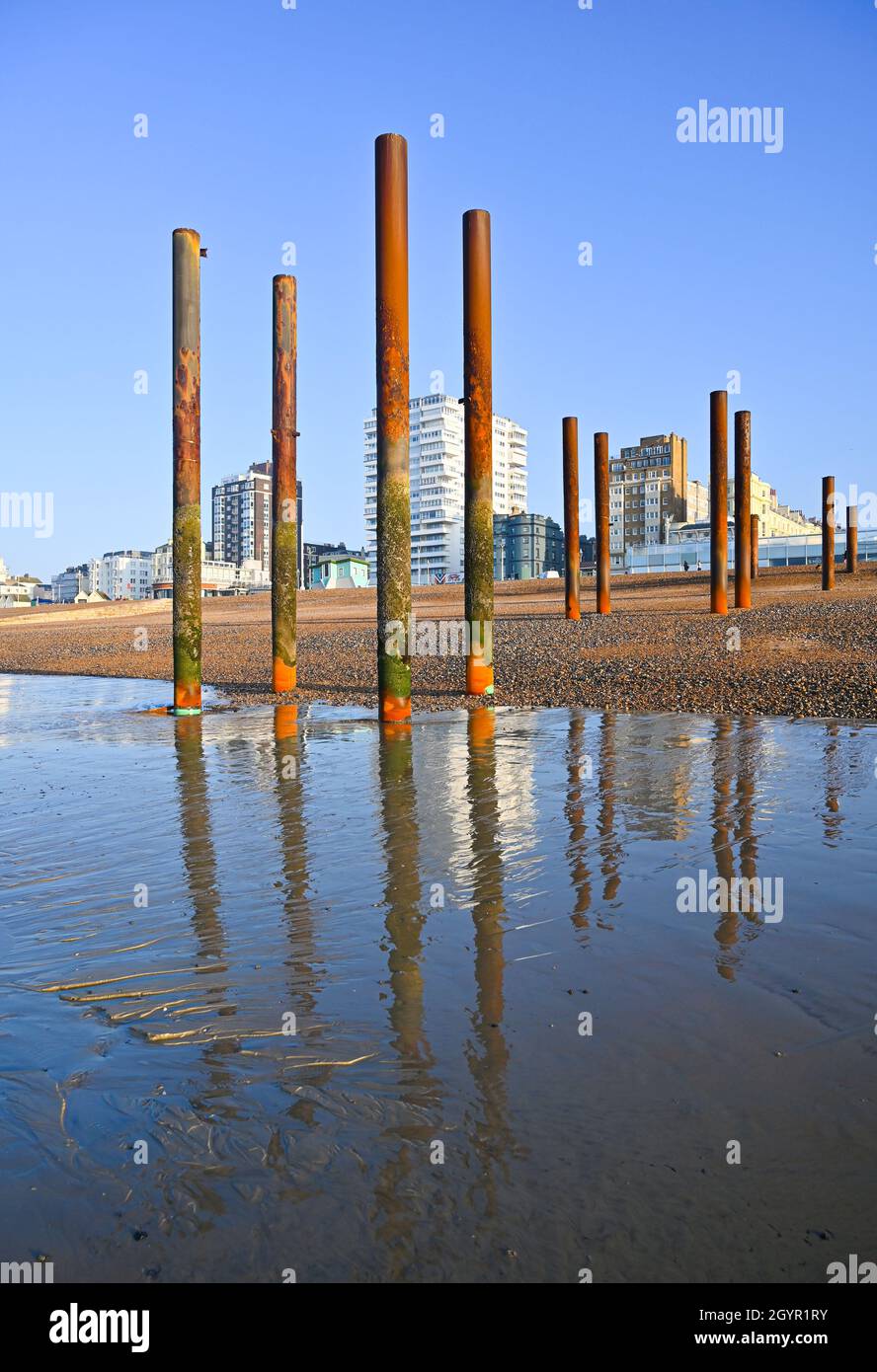 Brighton UK 9. Oktober 2021 - die Strukturen des Old West Pier spiegeln sich bei Ebbe an einem schönen sonnigen Morgen in Brighton im Sand wider, da heute für Teile Großbritanniens warmes, sonniges Wetter prognostiziert wird : Credit Simon Dack / Alamy Live News Stockfoto
