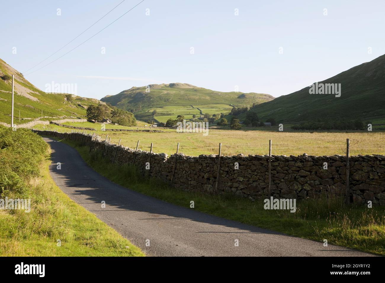 Country Lane im Howe Grain Valley, Lake District, Großbritannien Stockfoto