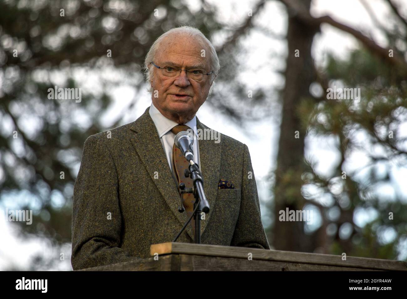 Sormland, Schweden. Okt. 2021. König Carl XVI Gustaf nahm am 8. Oktober 2021 an der Einweihung einer barriereangepassten Rundschleife in Sormland, Schweden, Teil. Foto von Peter Grännby/Stella Pictures/ABACAPRESS.COM Quelle: Abaca Press/Alamy Live News Stockfoto