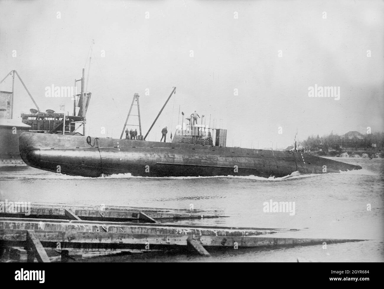 Ein Vintage-Foto 1909 des US-U-Bootes USS D-1 (ursprünglich SS-17) Narwhal, das am 8. April 1909 als Leitschiff der U-Boote der Klasse D der United States Navy gestartet wurde. Ihr Kiel wurde am 16. April 1908 von der Fore River Shipbuilding Company in Quincy, Massachusetts, niedergelegt und am 8. Februar 1922 stillgelegt Stockfoto