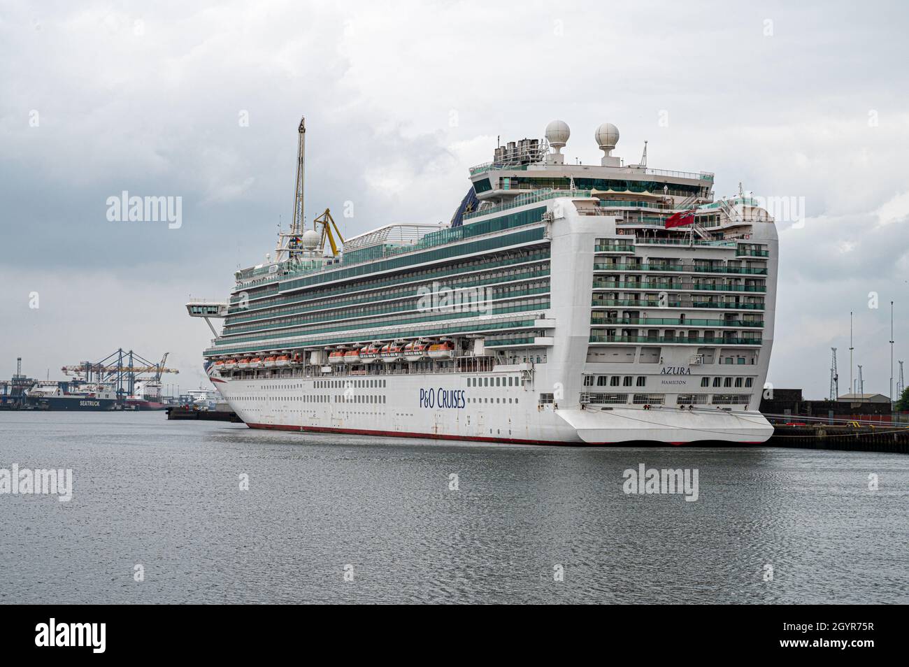Belfast, N.Ireland - 4. September 2021: P&O Cruise Ship Azura an den Belfast Docks. Stockfoto