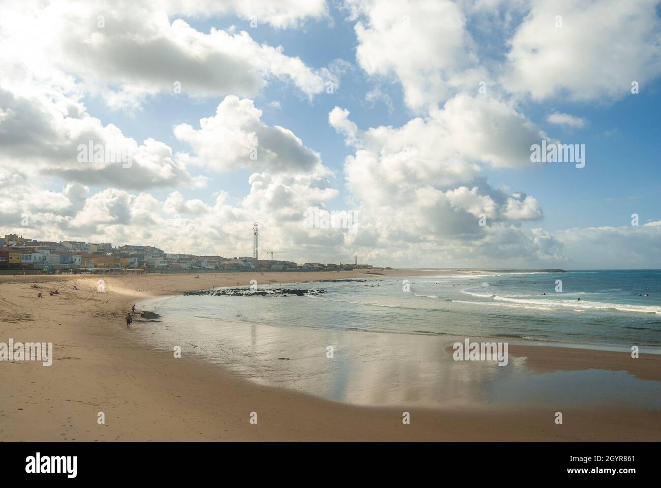Weite Sicht auf den Meeresstrand bei Ebbe Wolken spiegeln sich im nassen Sand - Espinho, Portugal Stockfoto