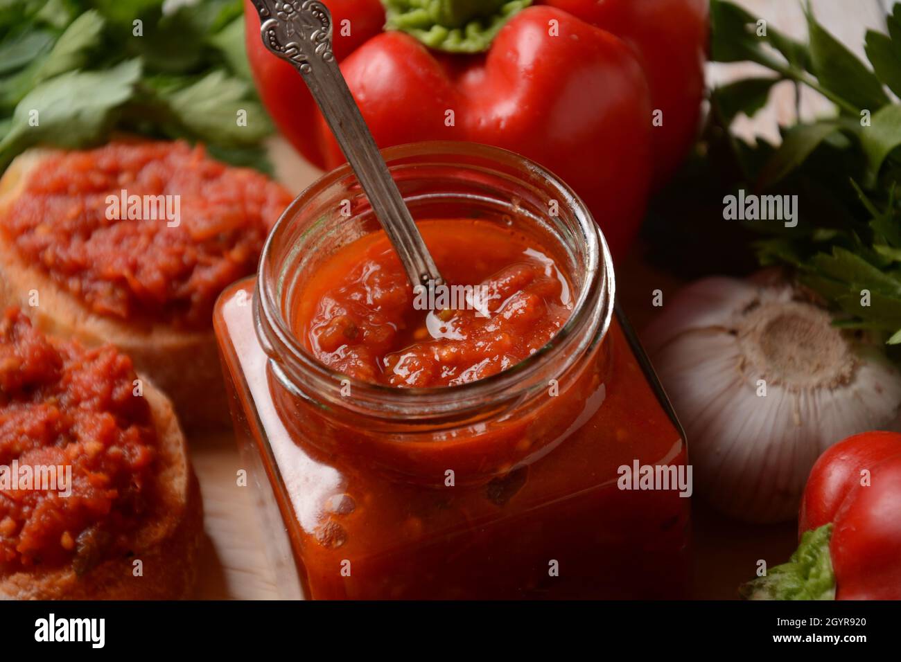 Ajvar, ein köstlich geröstetes Gericht mit rotem Pfeffer und Auberginen. Traditionelles mazedonisches serbisches Gericht aus roten Paprika, Auberginen und Knoblauch, Lutenitz Stockfoto