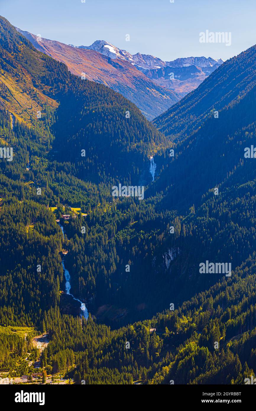 Die Krimmler Wasserfälle sind mit einer Gesamthöhe von 380 Metern (1,247 Fuß) der höchste Wasserfall Österreichs. Die Wasserfälle Stockfoto