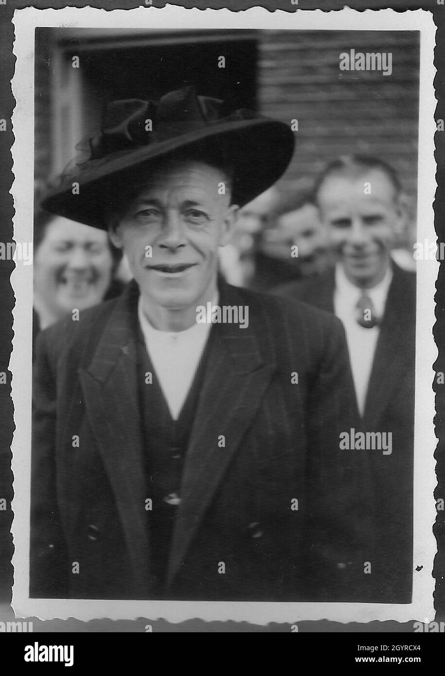 Porträt eines älteren Mannes mit Frauenhut (1930er Jahre?) Stockfoto