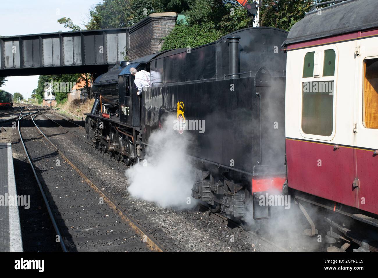 Sheringham, Norfolk, Großbritannien - 14 2019. SEPTEMBER: Fahrer eines 1943 WD 2-10-0 – 90775 ‘The Royal Norfolk Regiment’ Zug mit Kopf aus dem Zug Stockfoto