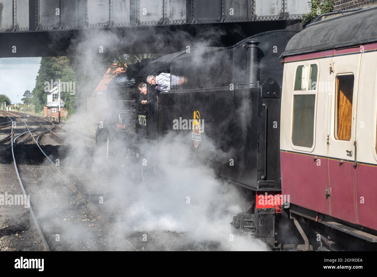 Sheringham, Norfolk, Großbritannien - 14 2019. SEPTEMBER: Fahrer und Ingenieur schauen aus einem 1943 WD 2-10-0 – 90775 ‘The Royal Norfolk Regiment’ Zug in st abgedeckt Stockfoto