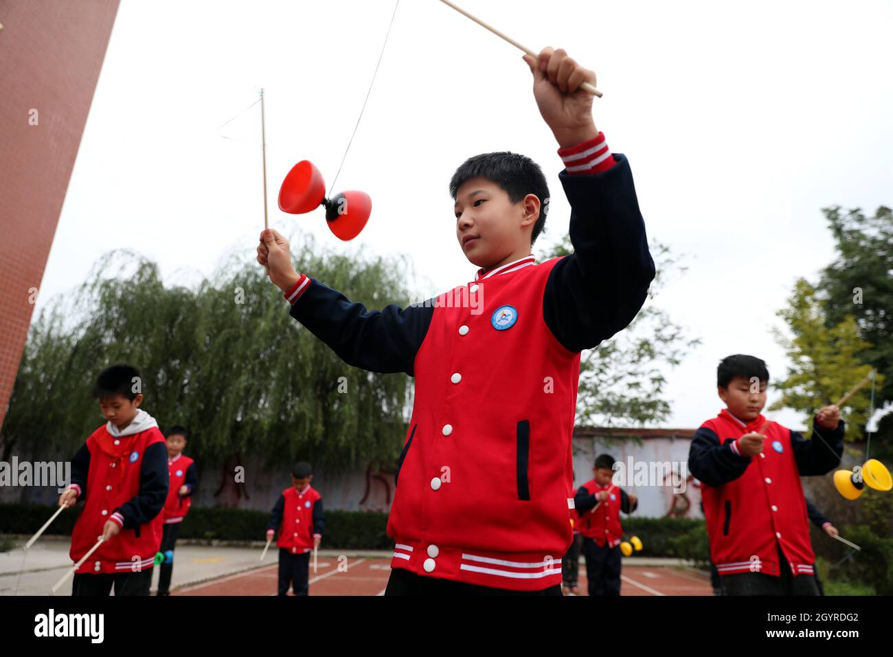 Xingtai, China. Okt. 2021. Die Schüler üben nach dem Unterricht an der Da'er Grundschule im Bezirk Renze, Stadt Xingtai, Nordchina, am 8. Oktober 2021 das Spielen von Diabolo. Quelle: Luo Xuefeng/Xinhua/Alamy Live News Stockfoto