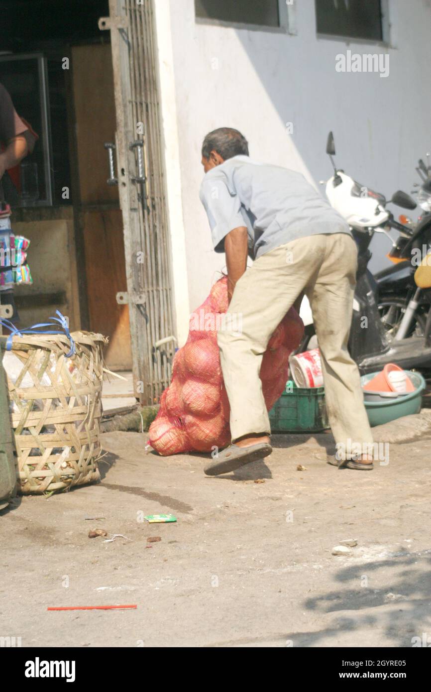 Kokosnussverkäufer sind auf einem traditionellen Markt in Indonesien tätig Stockfoto