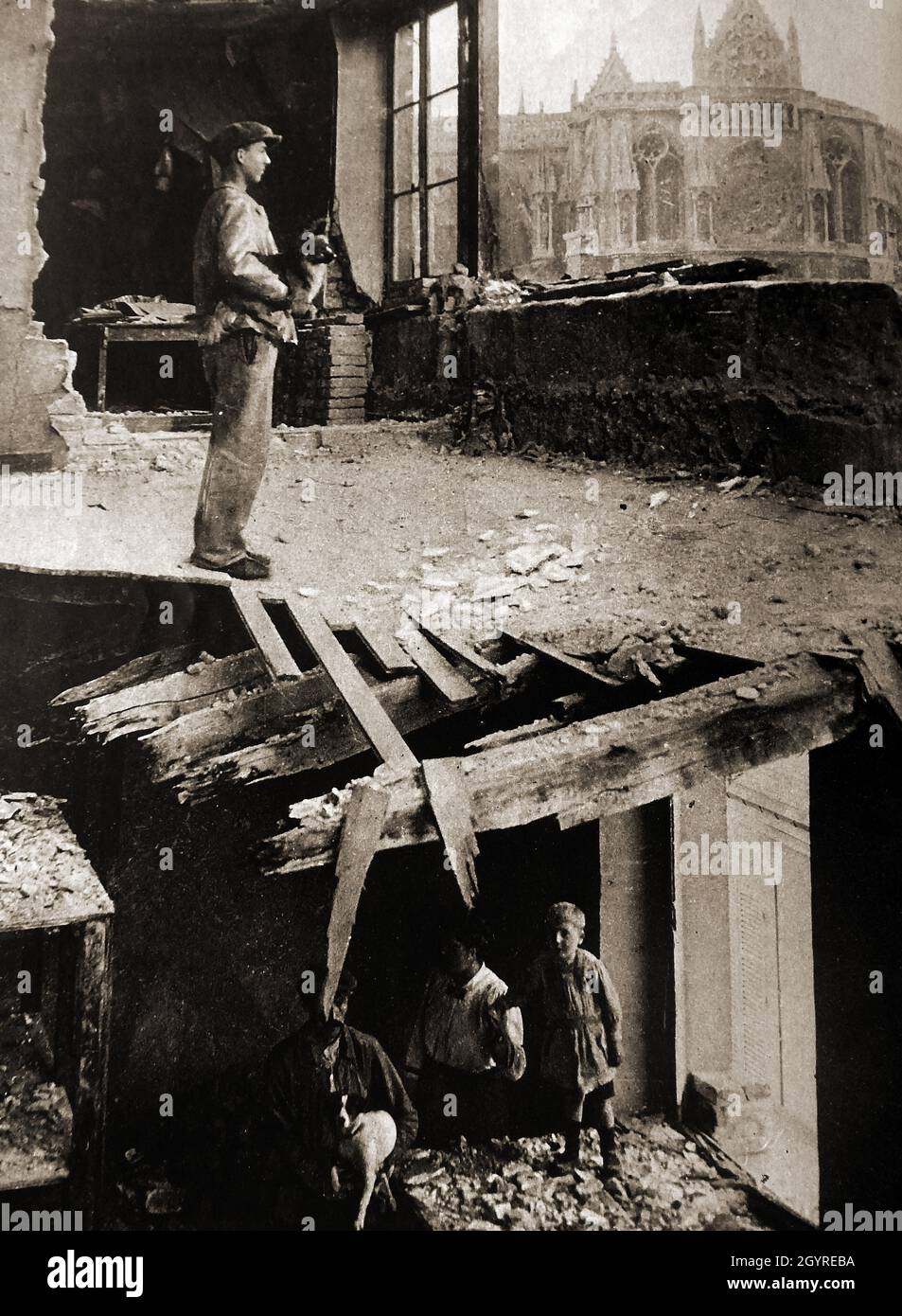 WWI - Reims, Frankreich. Die Bewohner blicken von ihrem bombardierten Haus aus auf die Kathedrale. Stockfoto