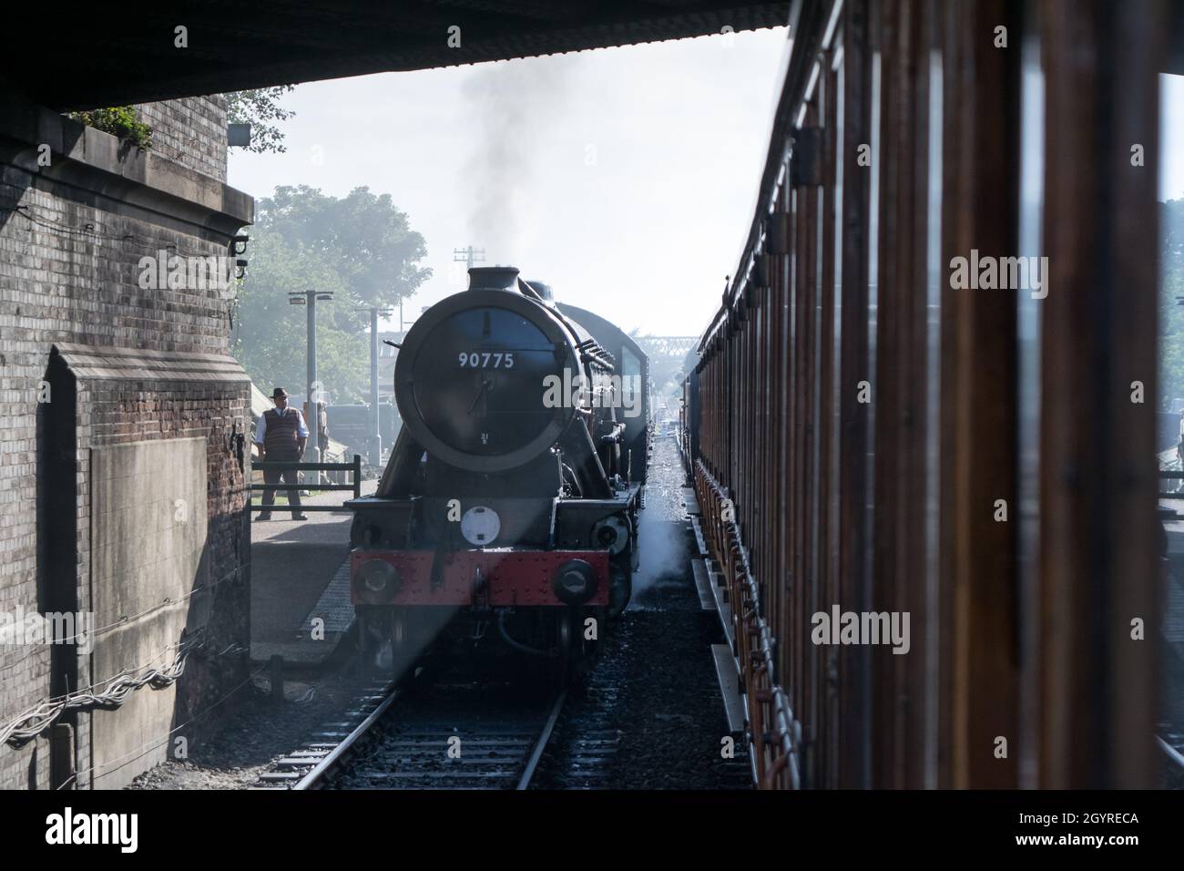 Sheringham, Norfolk, Großbritannien - 14 2019. SEPTEMBER: WD 2-10-0 – 90775 ‘The Royal Norfolk Regiment’ 1943 Dampfzug am Bahnsteig am Wochenende der 1940er Jahre Stockfoto
