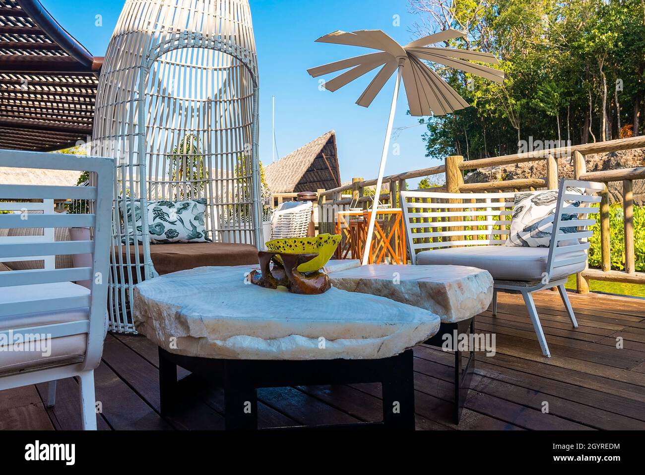 Leeres Cafe im Freien auf Holzboden im Ökofiedrig Resort Stockfoto