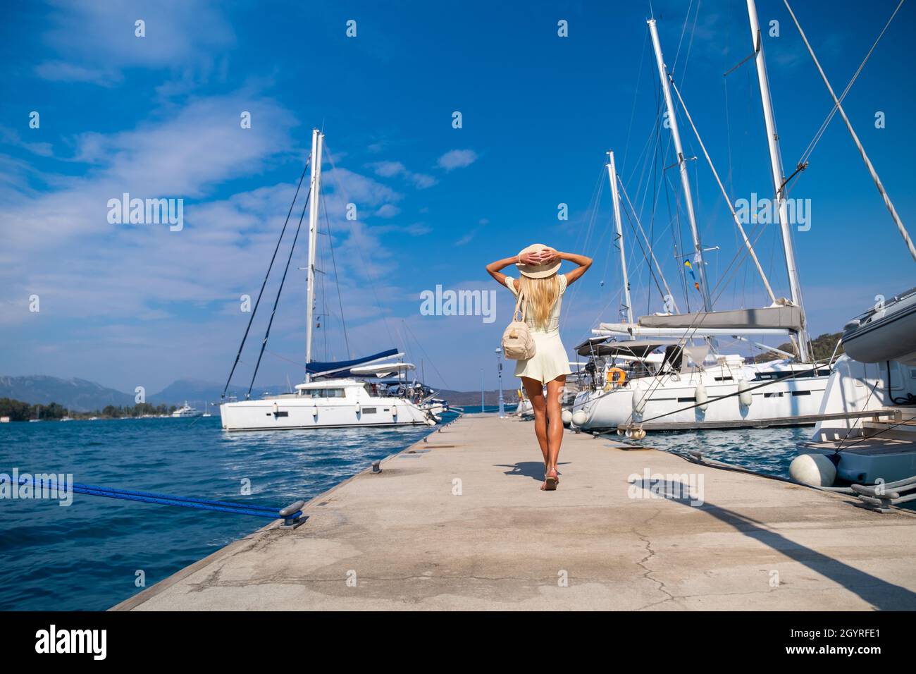 Schöne Mädchen Tourist zu Fuß in Poros Peer, Griechenland Stockfoto