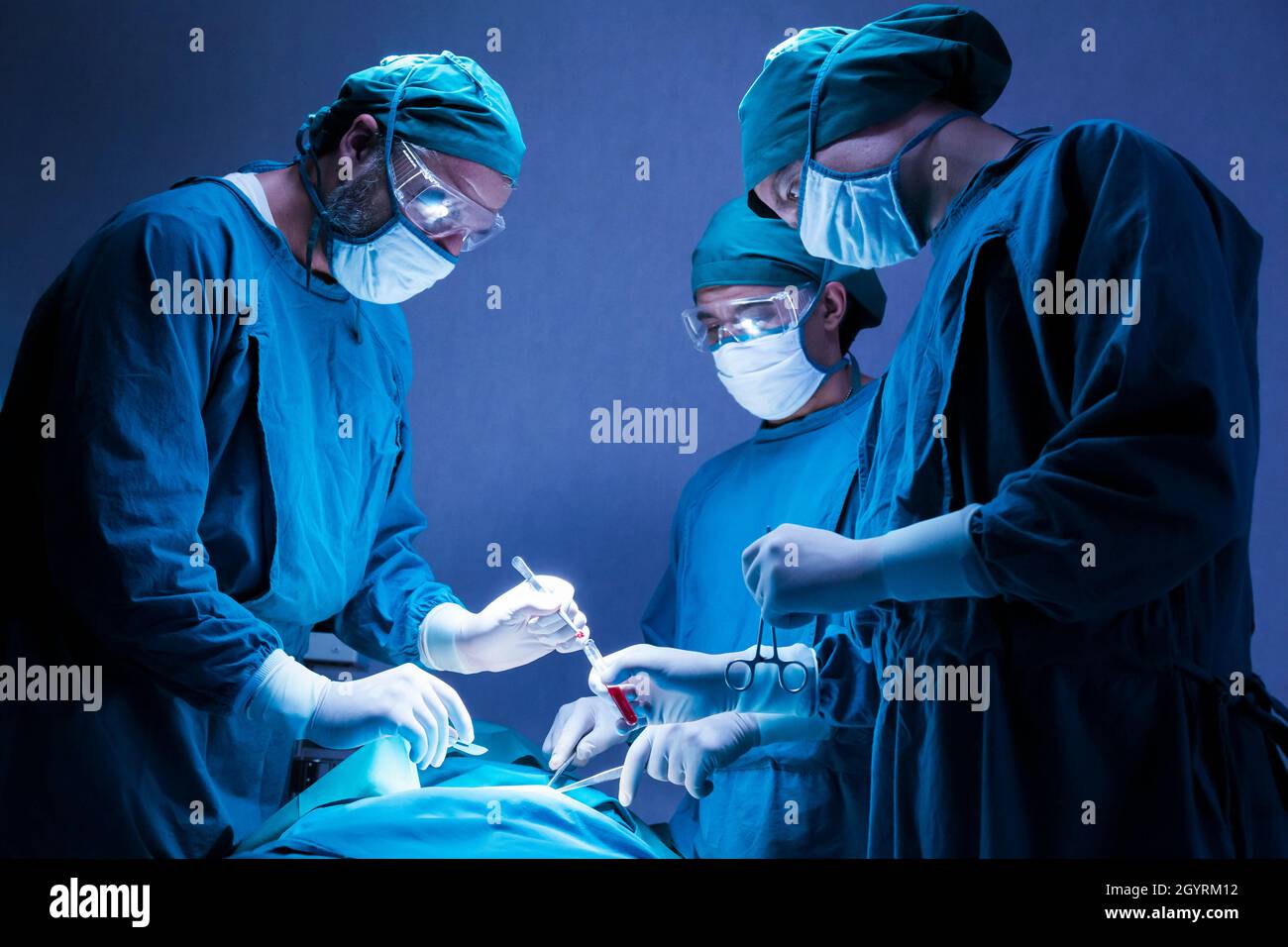 Konzentriertes professionelles chirurgisches Ärzteteam Operationschirurgie ein Patient im Operationssaal des Krankenhauses. Gesundheitswesen und medizinisches Konzept. Stockfoto