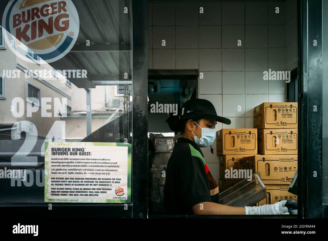 Bangkok, Thailand - 12. Oktober 2021 : Burger King Fastfood Kassierer trägt Gesichtsmaske, um Coronavirus Pandemie oder covid Ausbruch zu schützen und arbeiten Stockfoto