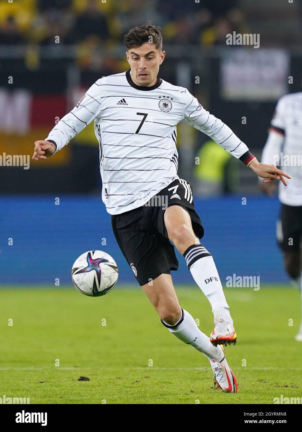 Hamburg, Deutschland. Okt. 2021. Fußball: WM-Qualifikation Europa,  Deutschland - Rumänien, Gruppenphase, Gruppe J, Matchday 7 im  Volksparkstadion. Deutschlands Kai Havertz am Ball. Kredit: Marcus  Brandt/dpa/Alamy Live Nachrichten Stockfotografie - Alamy