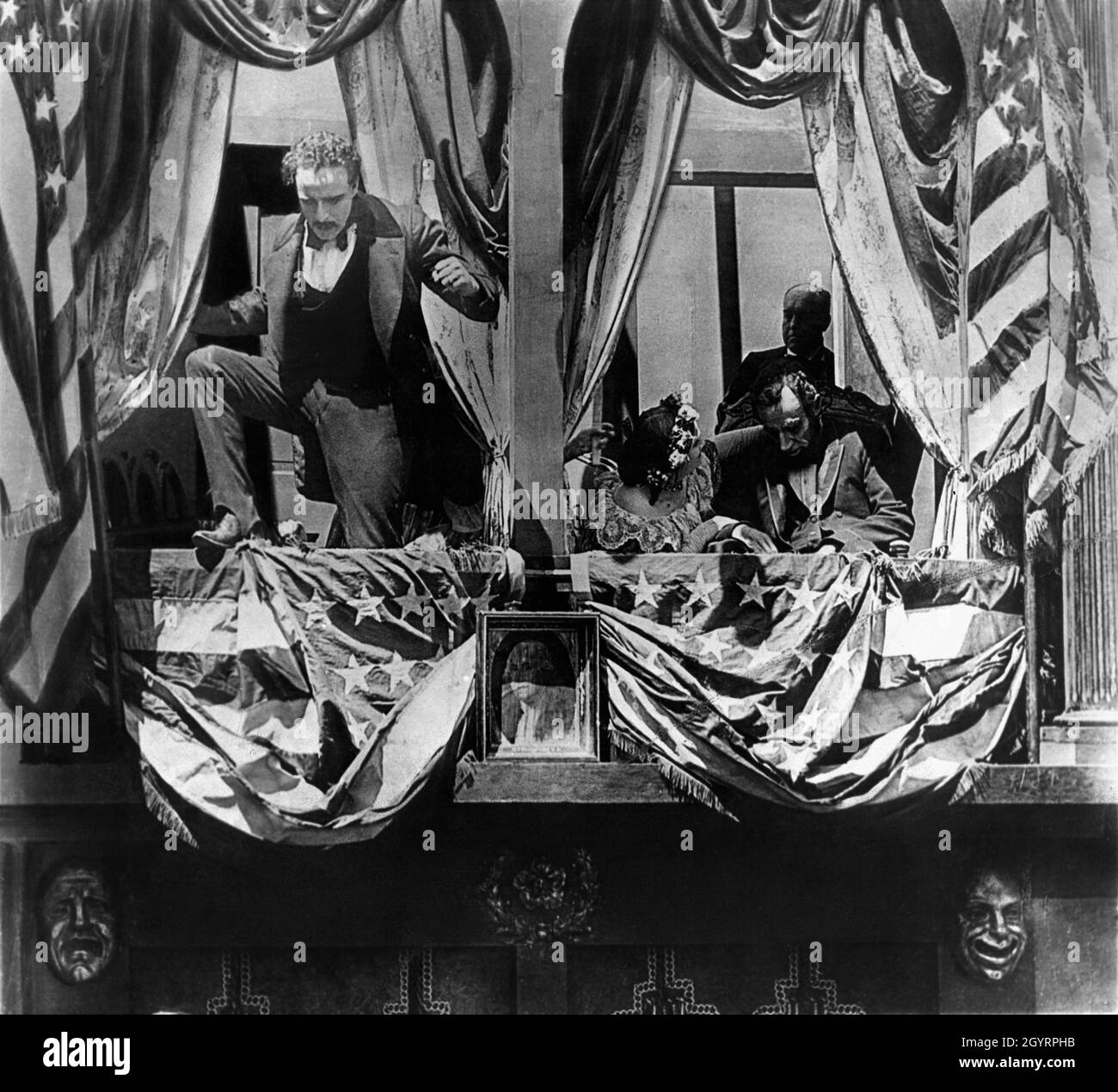 RAOUL WALSH als John Wilkes Booth ALBERTA LEE als Mrs. Lincoln und JOSEPH HENABERY als Präsident Abraham Lincoln in Mordsequenz am Ford's Theatre Washington bei DER GEBURT Eines NATION 1915 Regisseur D.W. GRIFFITH Roman / Theaterstück Thomas Dixon Jr David W. Griffith Corp. / Epoch Producing Corporation Stockfoto