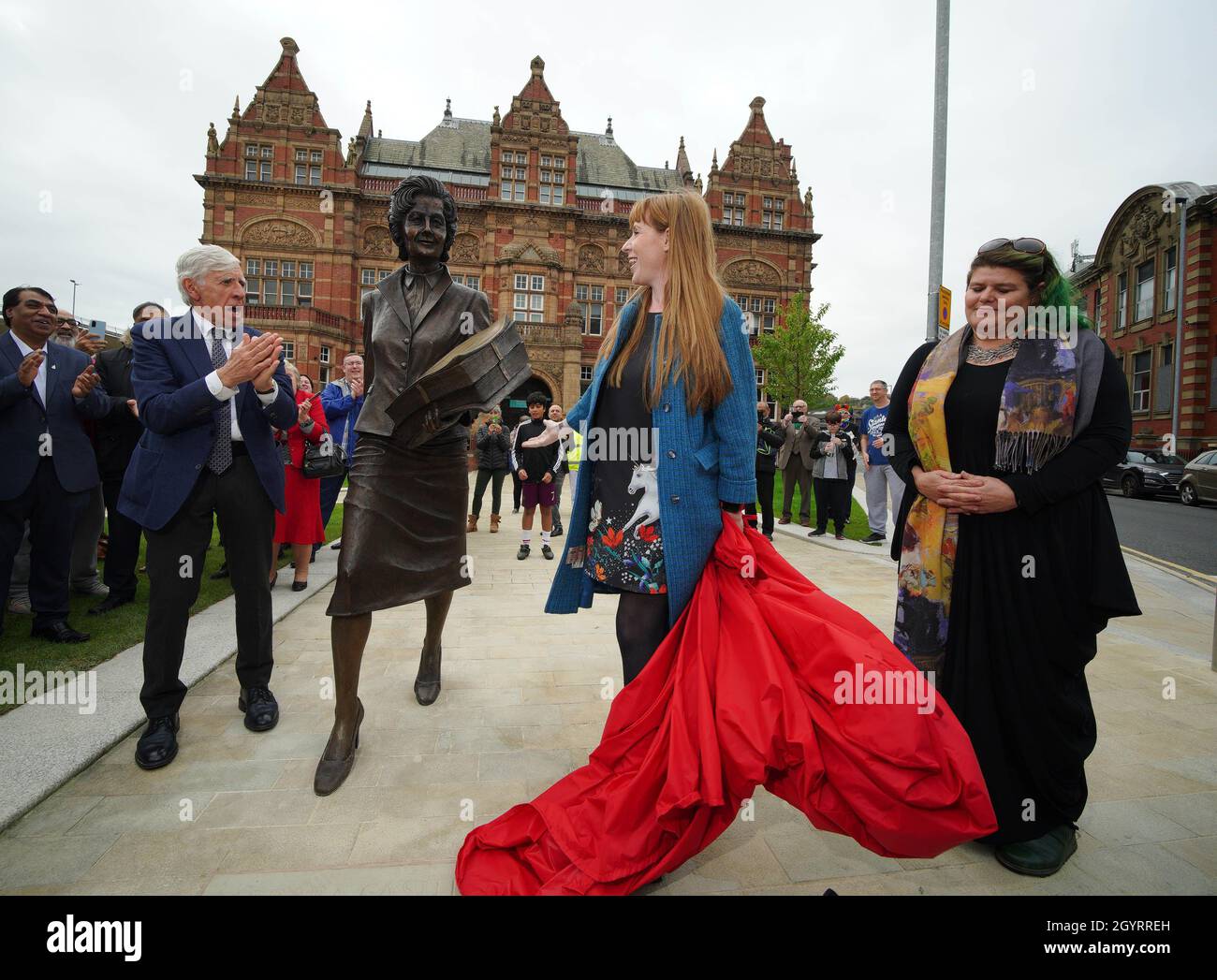 Jack Straw und die stellvertretende Labour-Führerin Angela Rayner bei der Enthüllung einer Statue des ehemaligen Blackburn-Abgeordneten Barbara Castle im Victoria Center, Blakey Moor in Blackburn. Bilddatum: Samstag, 9. Oktober 2021. Stockfoto