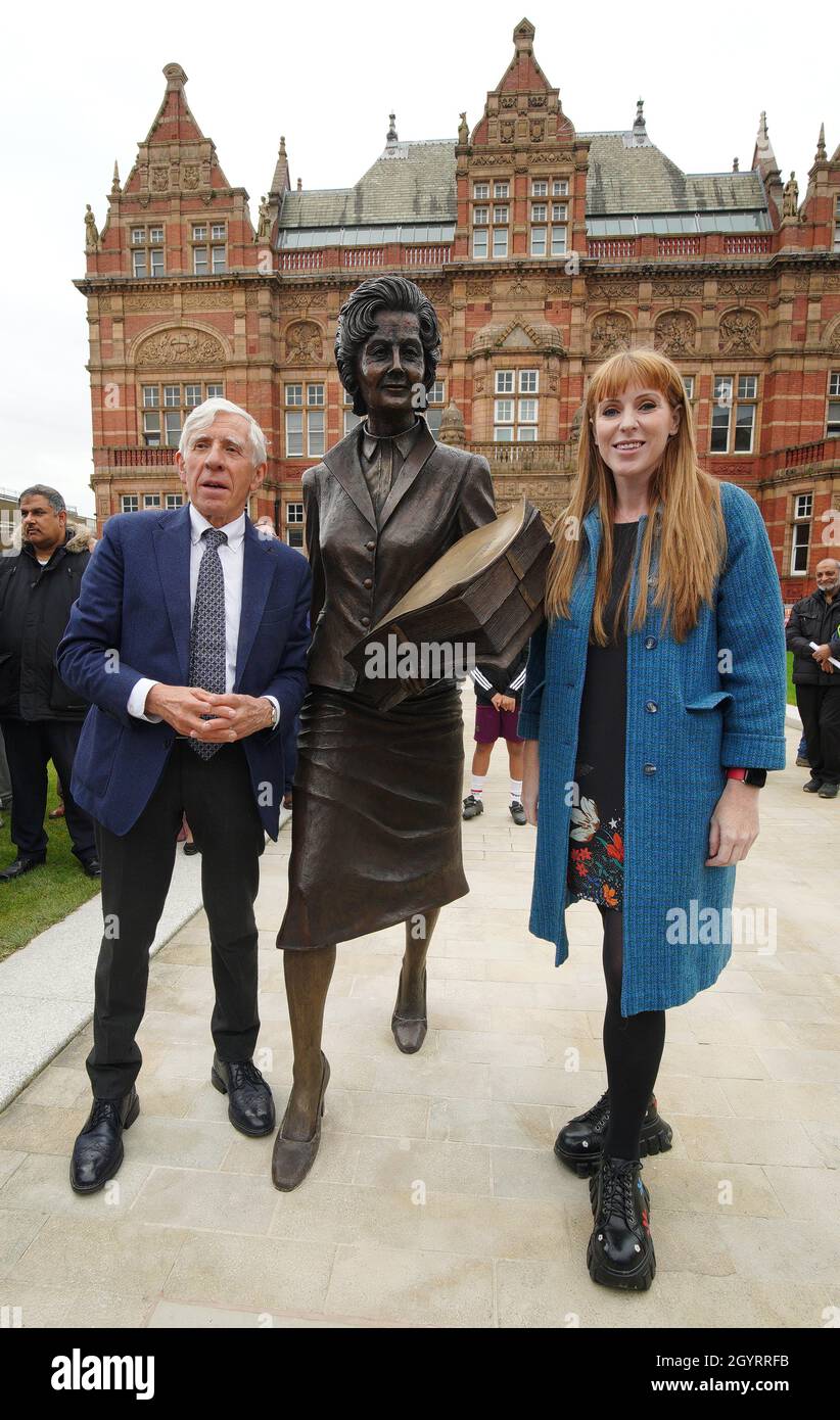 Jack Straw und die stellvertretende Labour-Führerin Angela Rayner bei der Enthüllung einer Statue des ehemaligen Blackburn-Abgeordneten Barbara Castle im Victoria Center, Blakey Moor in Blackburn. Bilddatum: Samstag, 9. Oktober 2021. Stockfoto