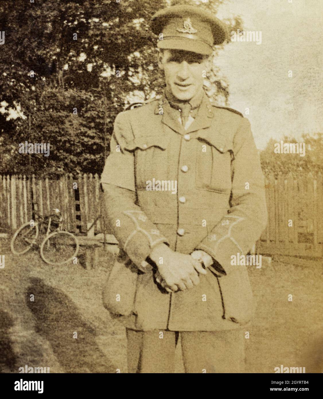 Ein Porträt eines britischen Armeeoffiziers, eines Leutnants der Royal Artillery, aus der Zeit des Ersten Weltkriegs. Er trägt eine Armbinde auf seinem rechten Arm, was möglicherweise darauf hinweist, dass er verletzt wurde und sich im Krankenhaus rekonvalesziert. Stockfoto