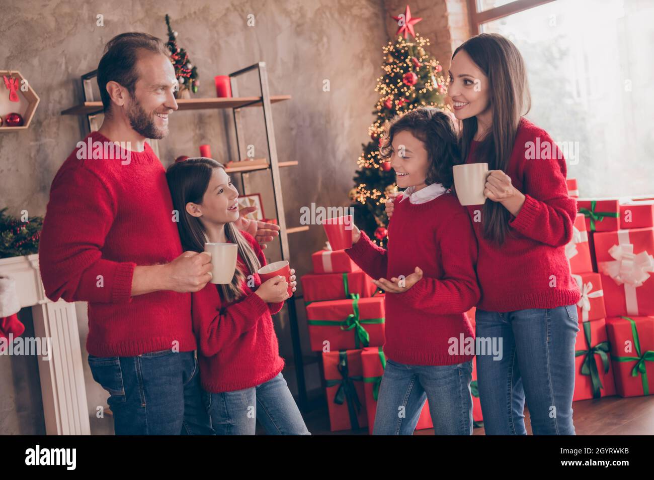 Foto von fröhlichen entspannten Komfort Familie halten Tasse genießen Kaffee immergrünen Baum in dekorierten Weihnachten zu Hause drinnen Stockfoto