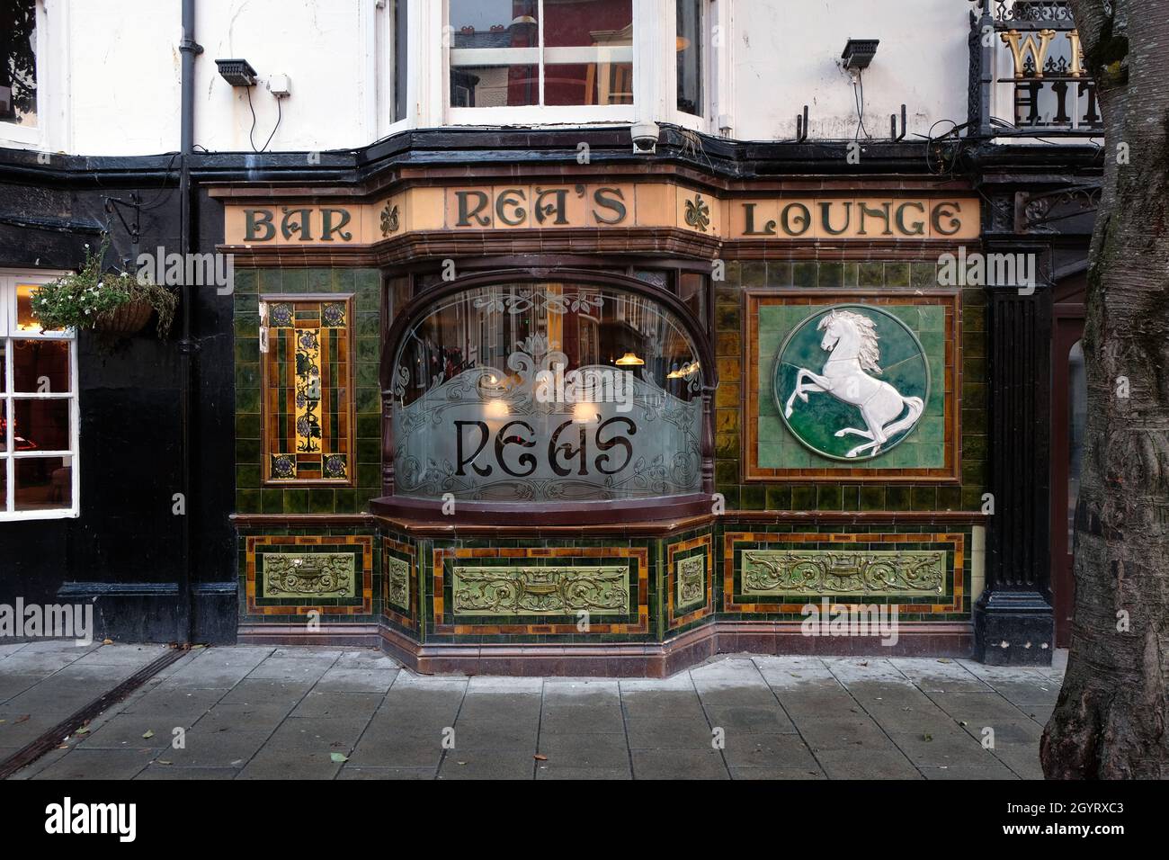 Fassade von Rea's Bar, White Horse Hotel, Aberystwyth, Wales. Victorian – Georgisches Design mit Fliesen und mattiertem Bogenfenster Stockfoto