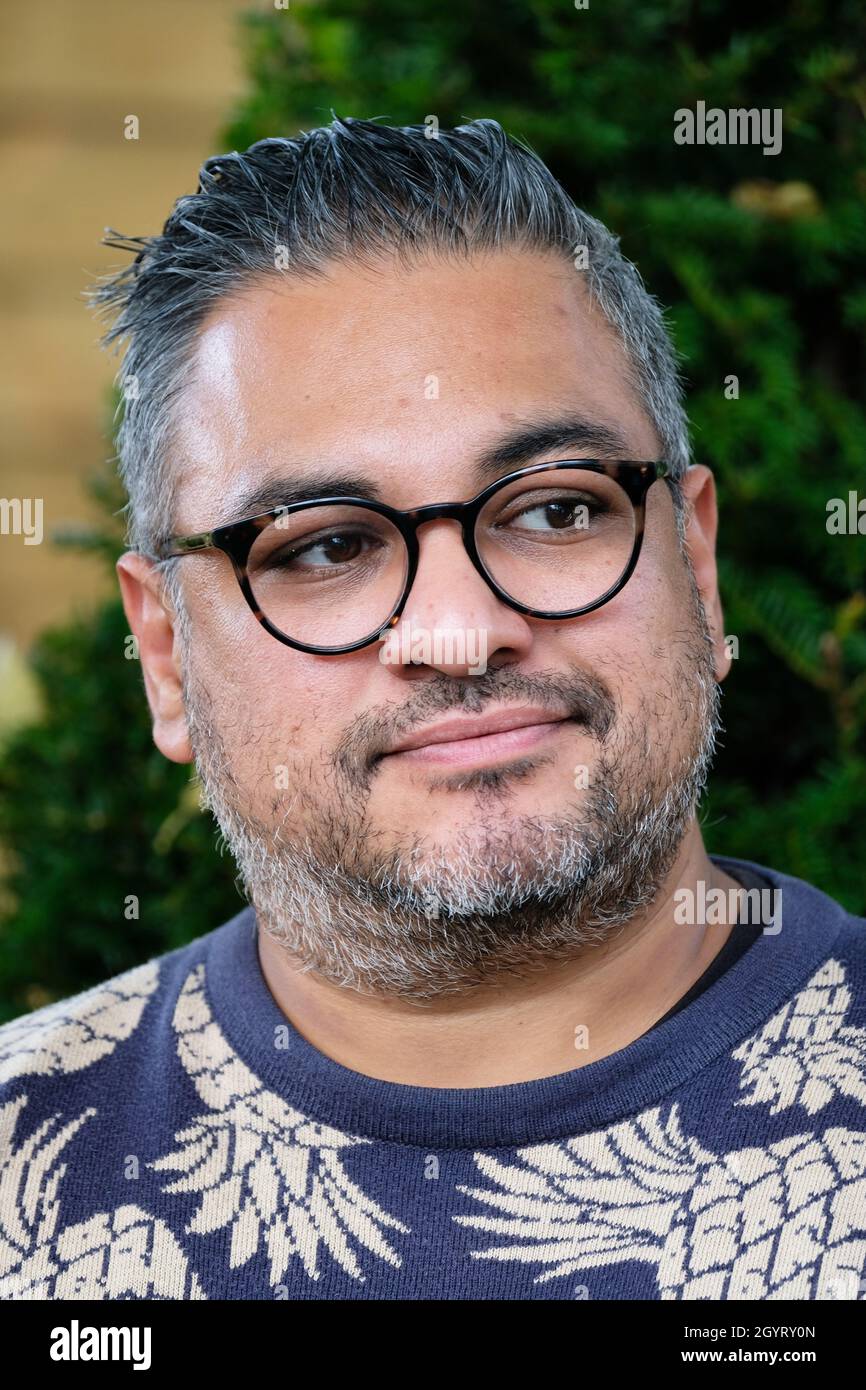 Cheltenham Literature Festival, Cheltenham, Großbritannien - Samstag, 9. Oktober 2021 - Nikesh Shukla Autor und Drehbuchautor am Tag 2 des Festivals - das Festival läuft bis Sonntag, 17. Oktober - der Buchverkauf hat während der Pandemie in die Höhe geschnellt. Foto Steven May / Alamy Live News Stockfoto