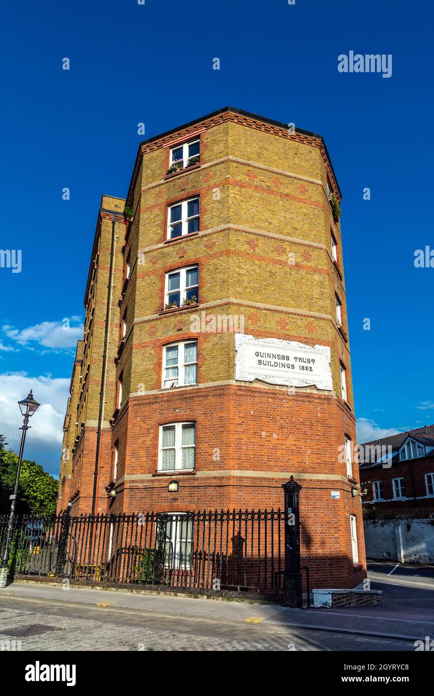Sozialer Wohnungsbau aus Ziegelsteinen auf dem Wohngebiet Guinness Trust Buildings in Columbia Road, Bethnal Green, London, Großbritannien Stockfoto