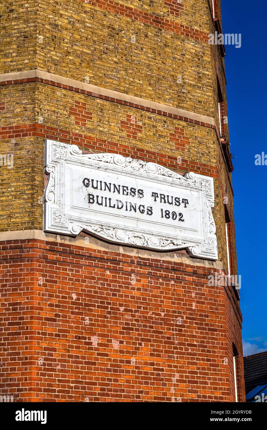 Sozialer Wohnungsbau aus Ziegelsteinen auf dem Wohngebiet Guinness Trust Buildings in Columbia Road, Bethnal Green, London, Großbritannien Stockfoto