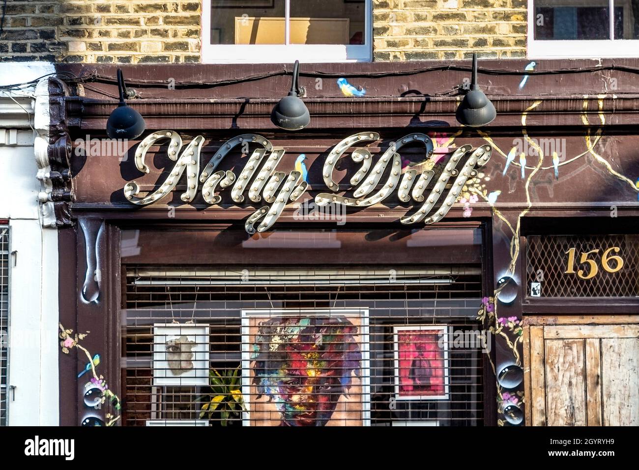 Außenansicht des Nelly Duff Kunstladens in der Columbia Road, Bethnal Green, London, Großbritannien Stockfoto
