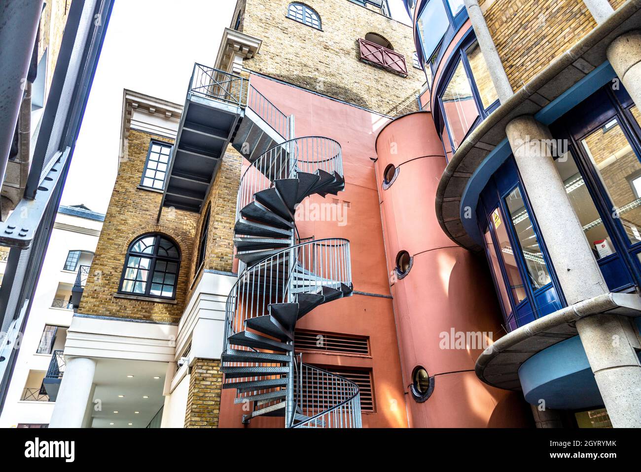 Wendeltreppe in der Copper Row von Courage Yard, Shade Thames, London, Großbritannien Stockfoto
