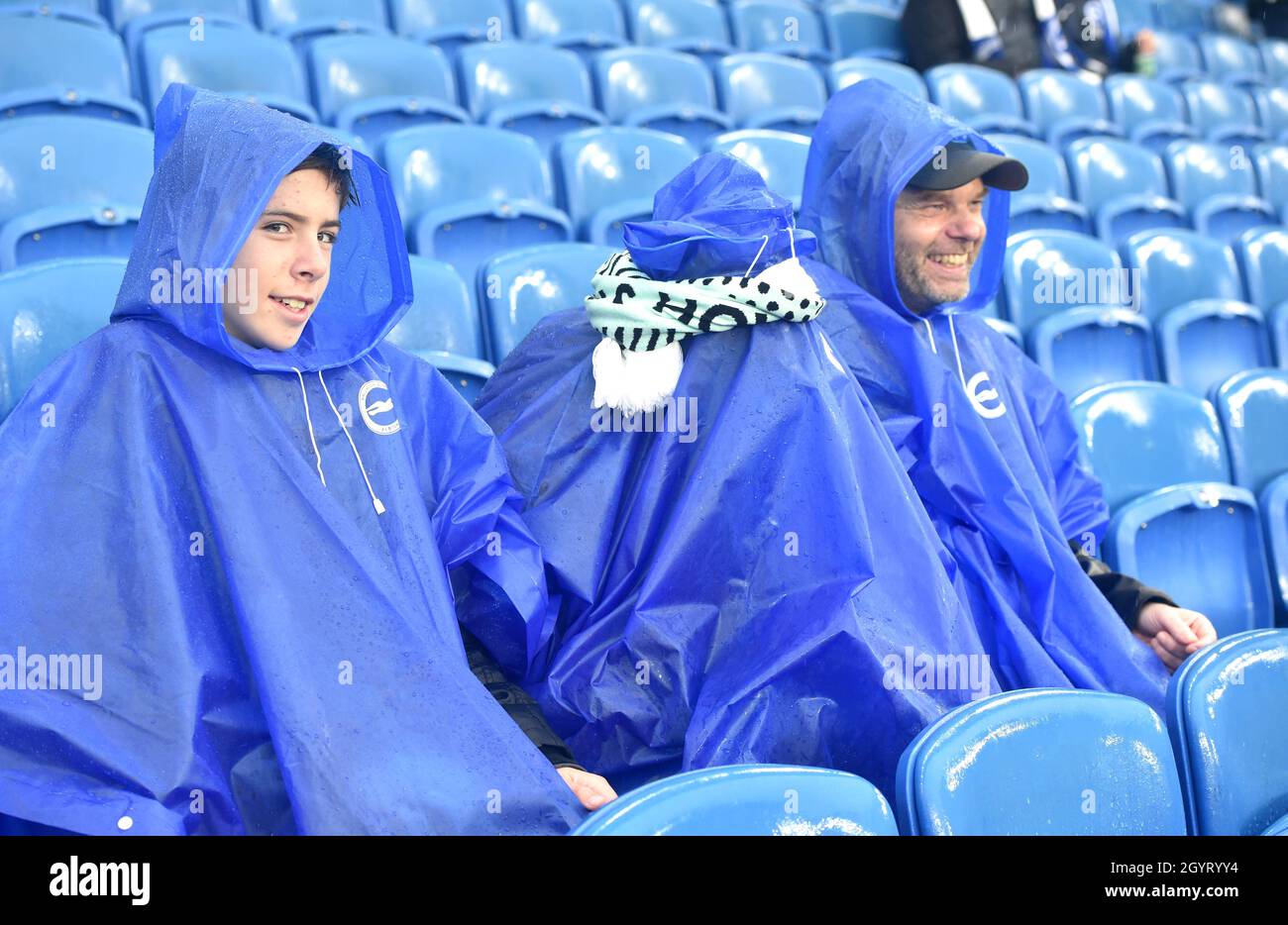 Wet Fans während des Premier League-Spiels zwischen Brighton & Hove Albion und Arsenal im Amex Stadium, Brighton, Großbritannien - 2. Oktober 2021 - Foto Simon Dack / Teleobjektive nur redaktionelle Verwendung. Kein Merchandising. Für Football Images gelten Einschränkungen für FA und Premier League, inc. Keine Internet-/Mobilnutzung ohne FAPL-Lizenz. Weitere Informationen erhalten Sie bei Football Dataco Stockfoto