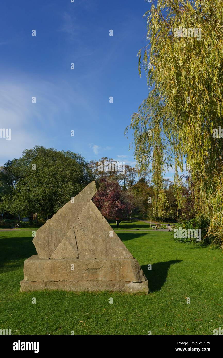 Kunstvolle Felsschnitzereien in Harrogate's The Valley Gardens, in der Nähe einer Trauerweide, North Yorkshire, England, Großbritannien. Stockfoto
