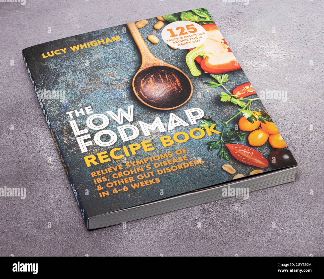 SWINDON, Großbritannien - 8. OKTOBER 2021: Das Low FODMAP Rezeptbuch auf einem rustikalen Hintergrund Stockfoto