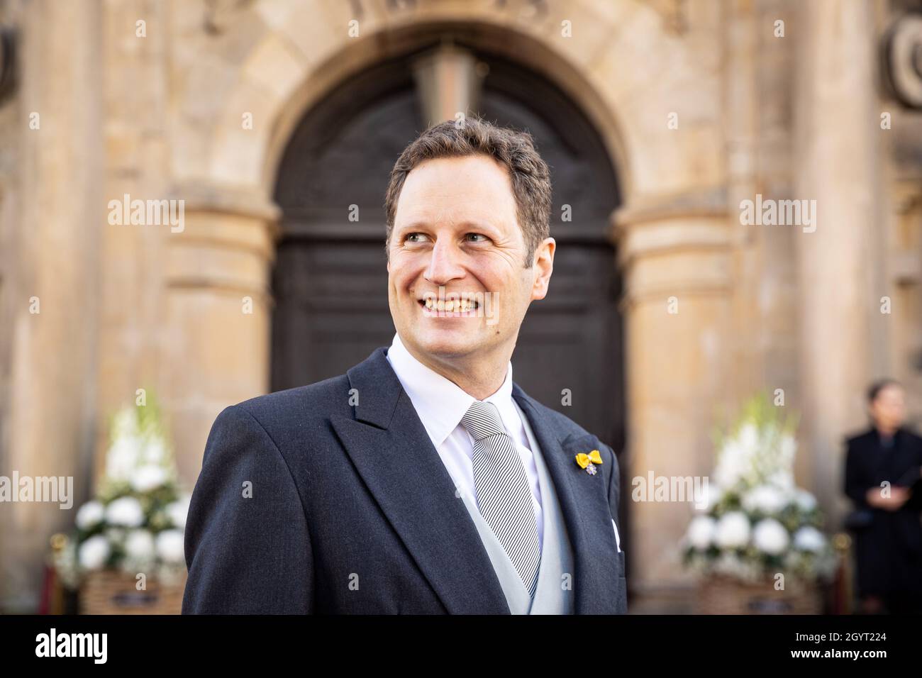 09. Oktober 2021, Niedersachsen, Bückeburg: Georg Friedrich, Prinz von Preußen, kommt zur Kirchenhochzeit von Prinz Alexander zu Schaumburg-Lippe und Prinzessin Mahkameh vor der Stadtkirche Bückeburg. Der Prinz heiratet zum dritten Mal, nachdem er dem iranischen Pianisten Mahkameh navabi bereits am 12.09.2020 die zivilen Hochzeitsgelübde gegeben hat. Foto: Moritz Frankenberg/dpa Stockfoto