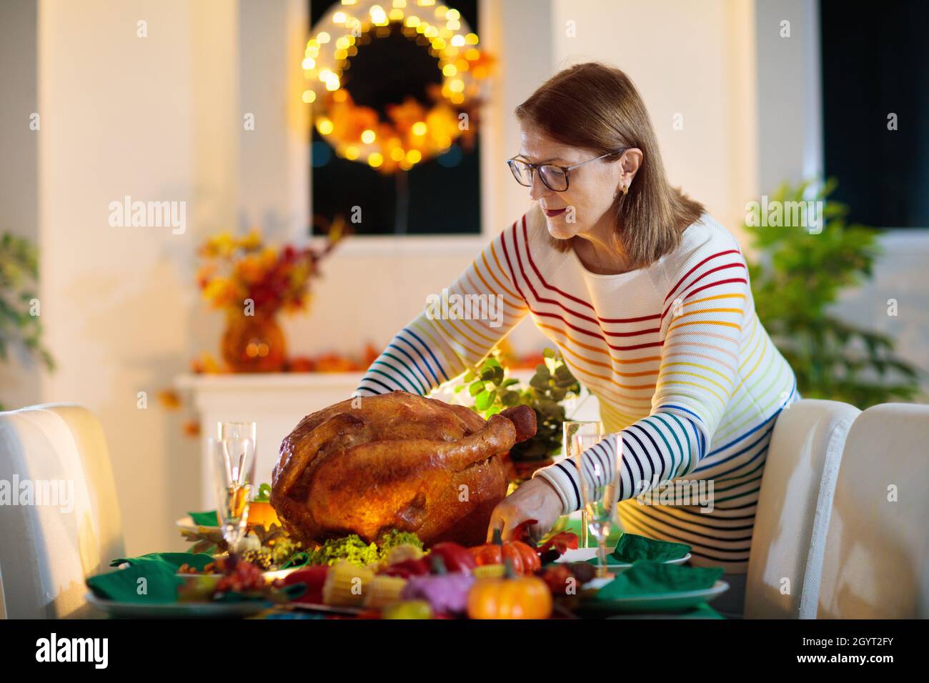 Familie am Thanksgiving-Abendessen. Eltern, Großeltern und Kinder genießen geröstete pute- und Gemüsemahlzeiten. Kinder und Großmutter Stockfoto
