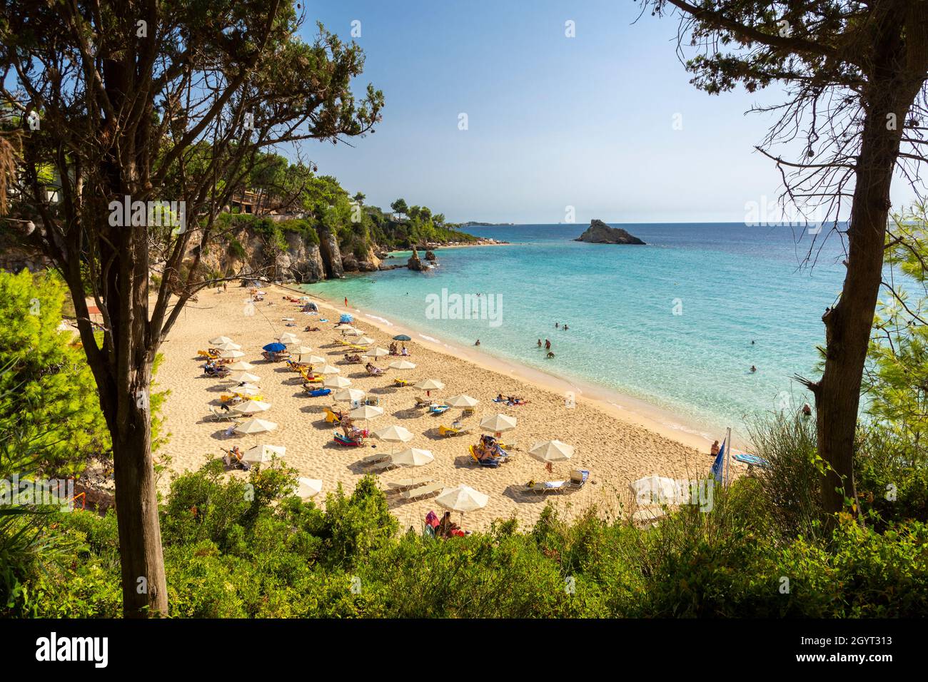 Blick auf den Strand von Platis Gialos durch Bäume, in der Nähe von Argostoli, Kefalonia, Ionische Inseln, Griechenland Stockfoto