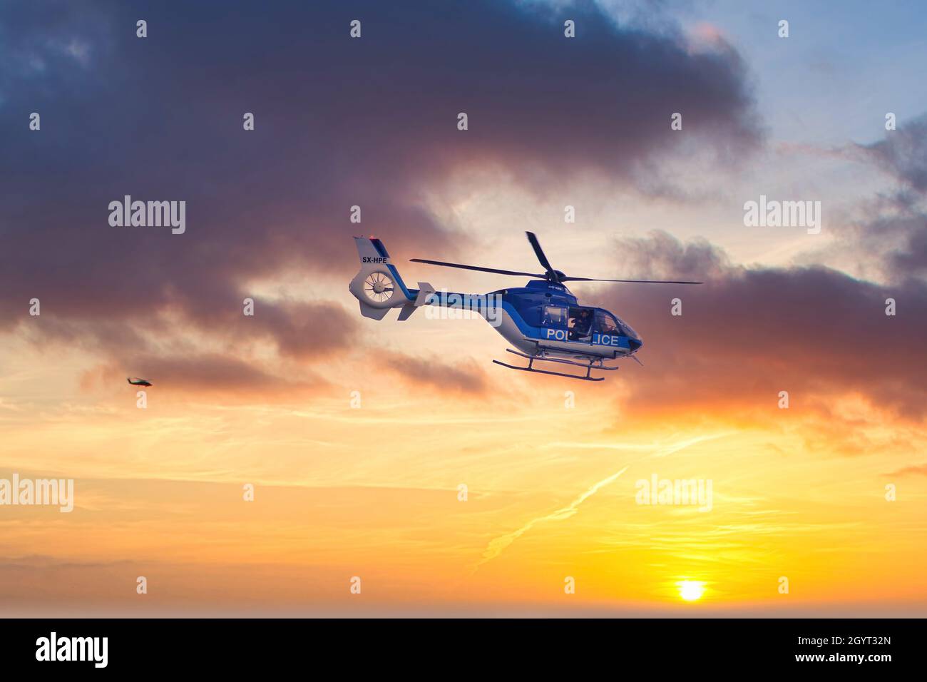 Polizeihubschrauber in Aktion. Sonnenuntergang. Stockfoto