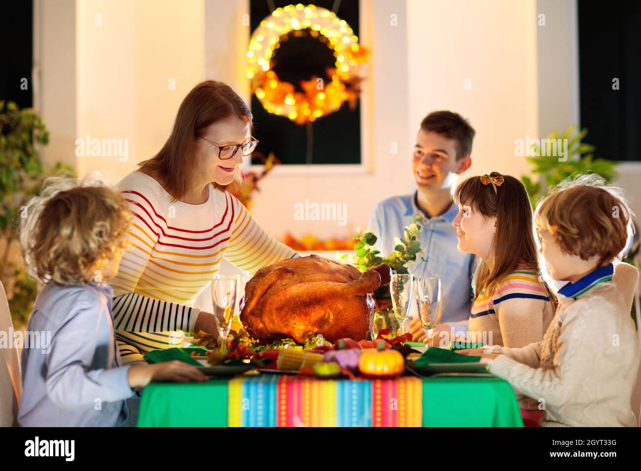 Familie am Thanksgiving-Abendessen. Eltern, Großeltern und Kinder genießen geröstete pute- und Gemüsemahlzeiten. Kinder und Großmutter Stockfoto
