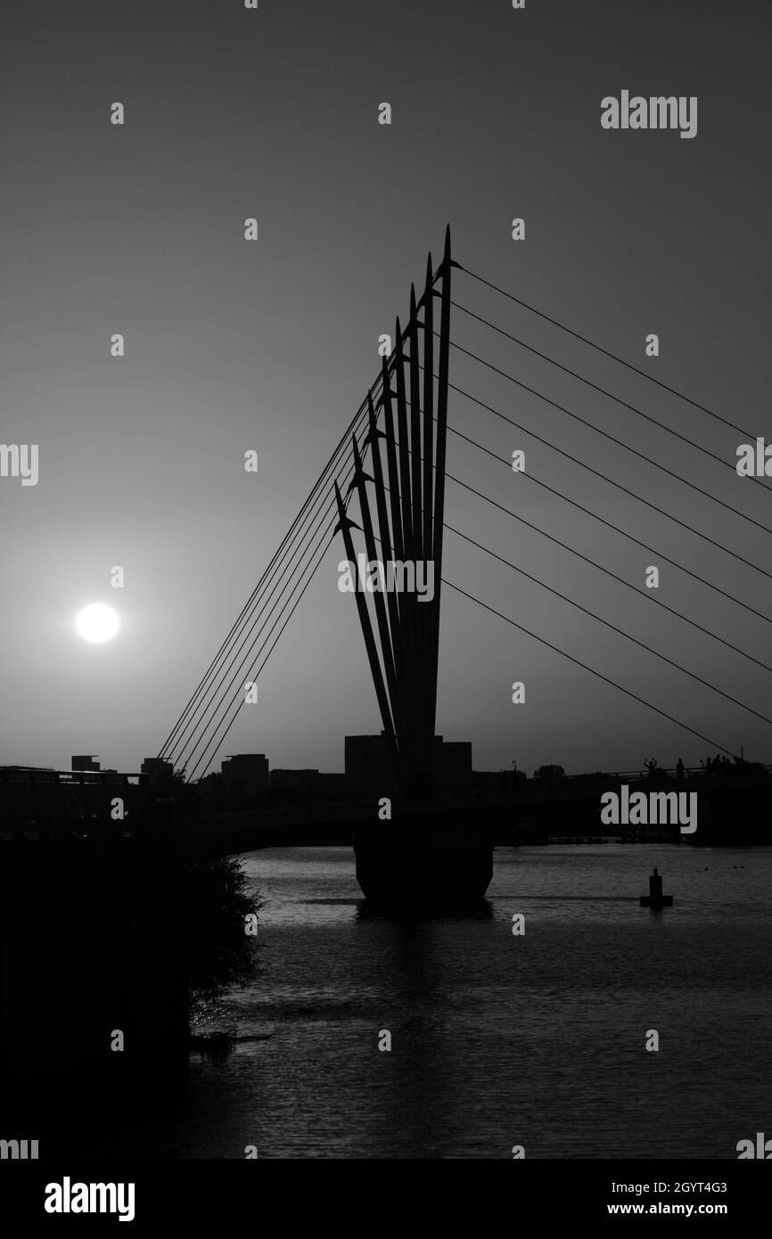 Sonnenuntergang über der Media City Footbridge, Salford Quays, Manchester, Lancashire, England, VEREINIGTES KÖNIGREICH Stockfoto