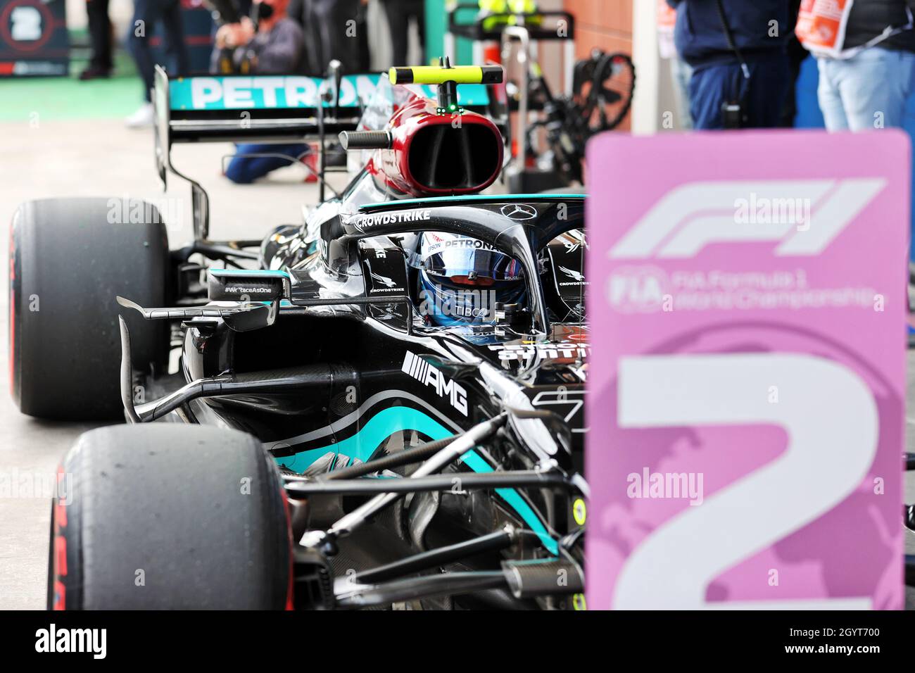 Valtteri Bottas (FIN) Mercedes AMG F1 W12 im Qualifying Parc Ferme. 09.10.2021. Formel 1 Weltmeisterschaft, Rd 16, Großer Preis Der Türkei, Istanbul, Türkei, Qualifizierender Tag. Bildnachweis sollte lauten: XPB/Press Association Images. Quelle: XPB Images Ltd/Alamy Live News Stockfoto