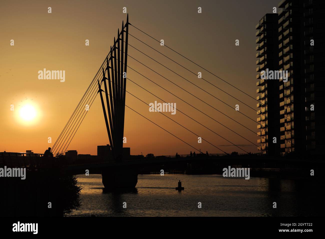 Sonnenuntergang über der Media City Footbridge, Salford Quays, Manchester, Lancashire, England, VEREINIGTES KÖNIGREICH Stockfoto