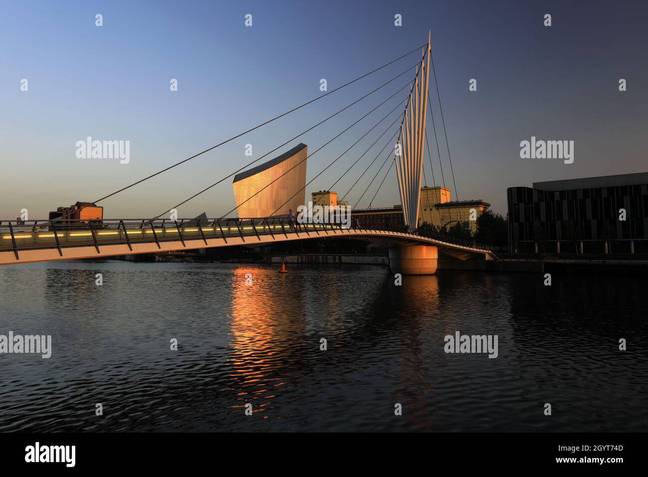 Sonnenuntergang über der Media City Footbridge, Salford Quays, Manchester, Lancashire, England, VEREINIGTES KÖNIGREICH Stockfoto