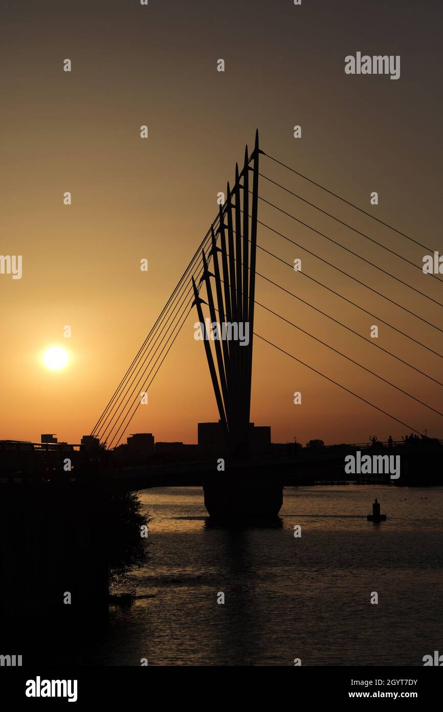Sonnenuntergang über der Media City Footbridge, Salford Quays, Manchester, Lancashire, England, VEREINIGTES KÖNIGREICH Stockfoto